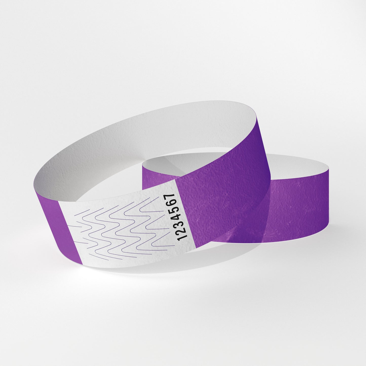 Das Bild zeigt zwei Tyvek-Kontrollarmbänder. Eines über dem anderen. Auf dem oberen Armband ist ein weißes Teil zu sehen, das ein Verschluss aus Klebstoff ist, der beim Abnehmen des Armbands reißt.