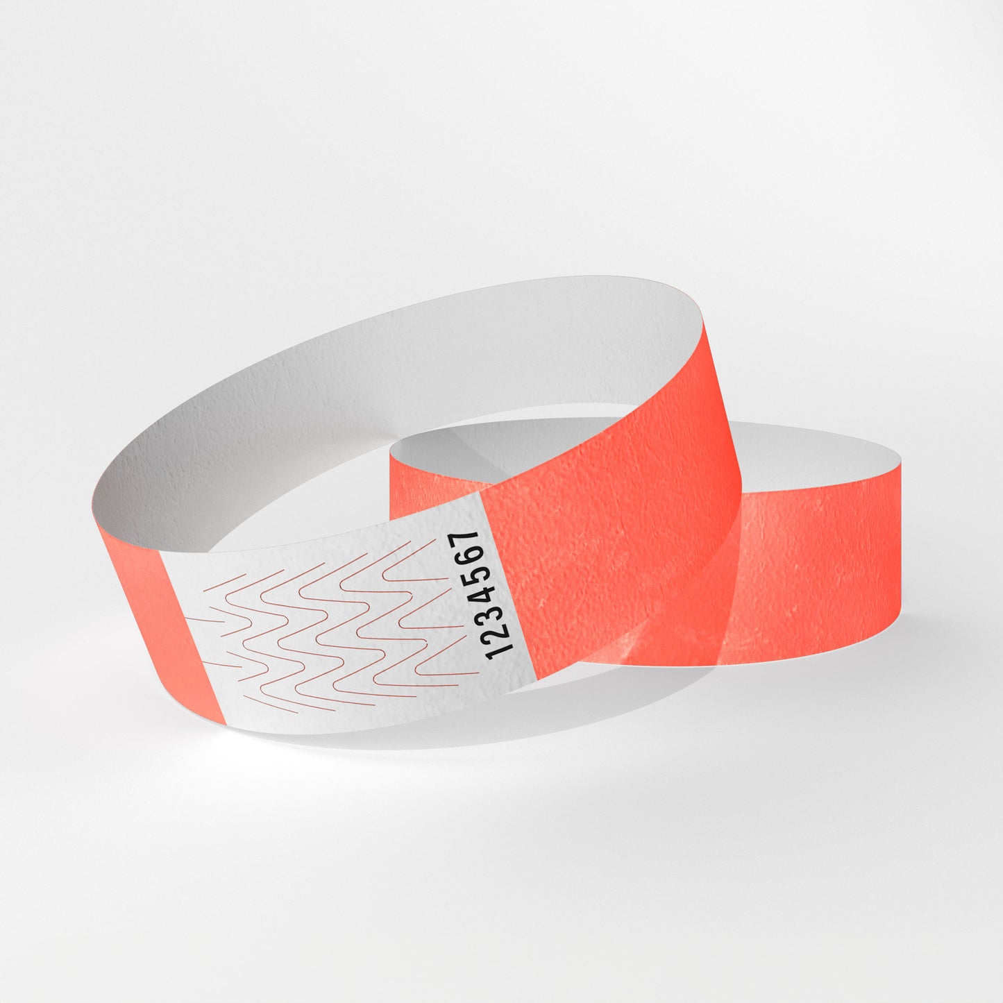 Das Bild zeigt zwei Tyvek-Kontrollarmbänder. Eines über dem anderen. Auf dem oberen Armband ist ein weißes Teil zu sehen, das ein Verschluss aus Klebstoff ist, der beim Abnehmen des Armbands reißt.