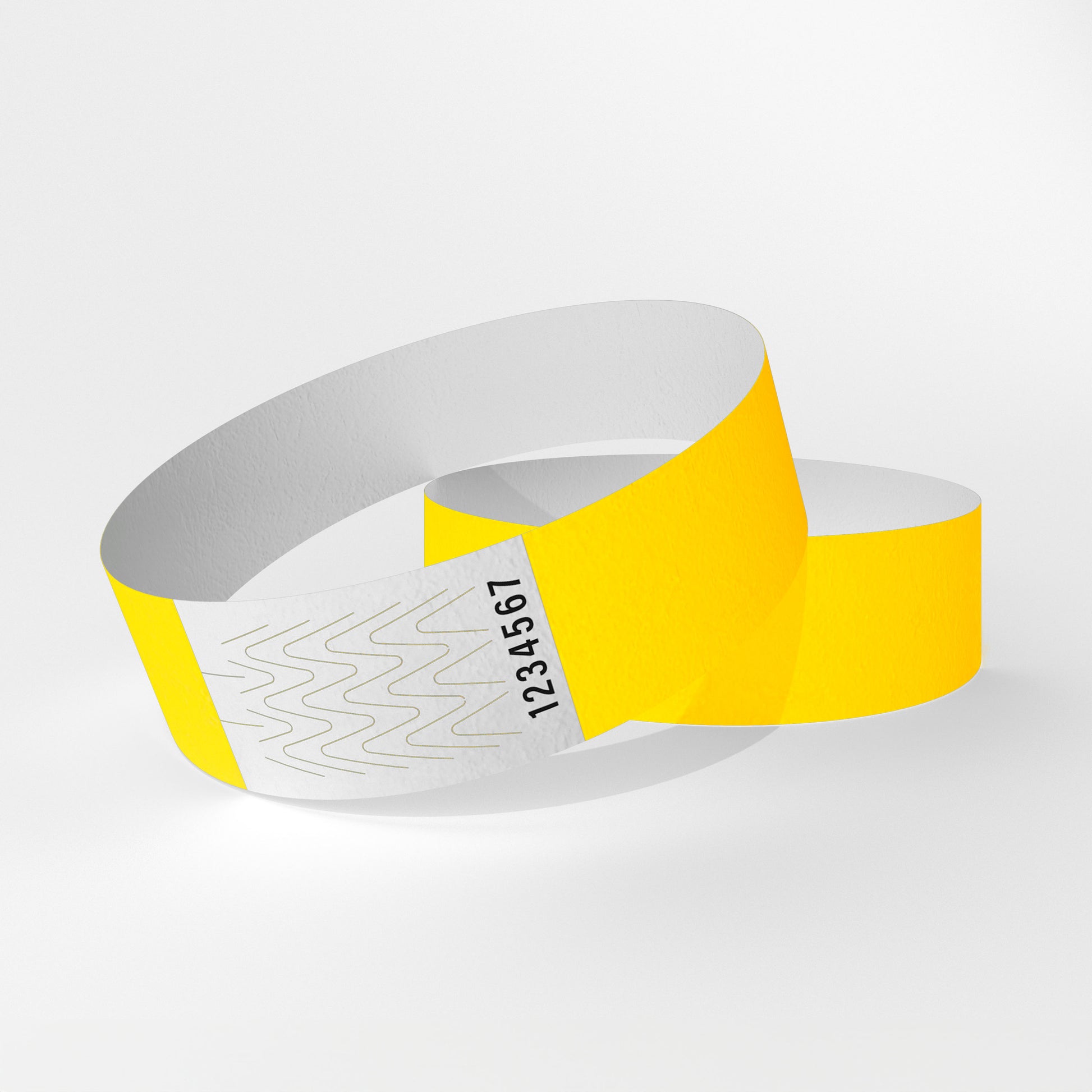 Das Bild zeigt zwei Tyvek-Kontrollarmbänder. Eines über dem anderen. Auf dem oberen Armband ist ein weißes Teil zu sehen, das ein Verschluss aus Klebstoff ist, der beim Abnehmen des Armbands reißt.