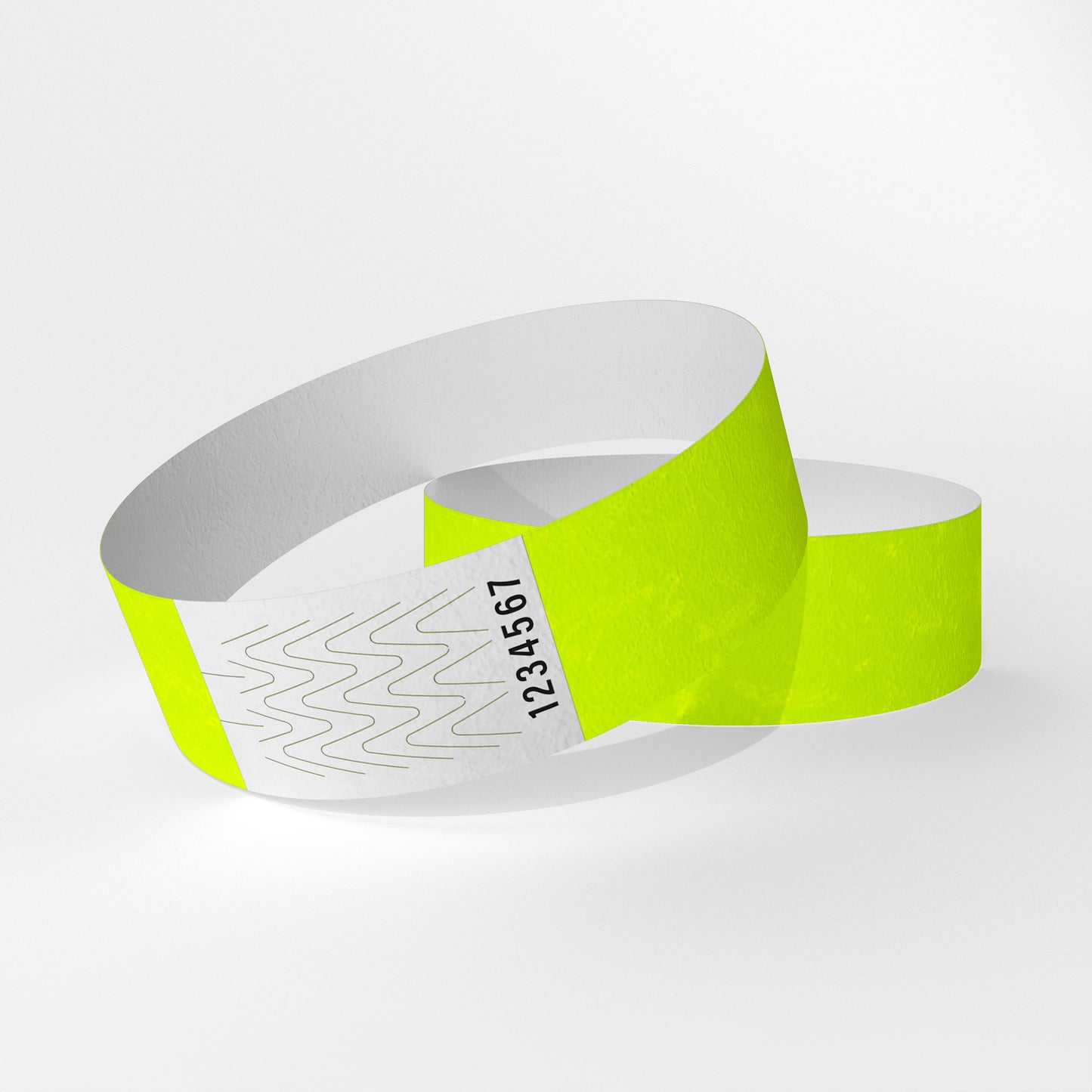 Das Bild zeigt zwei Tyvek-Kontrollarmbänder. Eines über dem anderen. Auf dem oberen Armband ist ein weißes Teil zu sehen, das ein Verschluss aus Klebstoff ist, der beim Abnehmen des Armbands reißt.